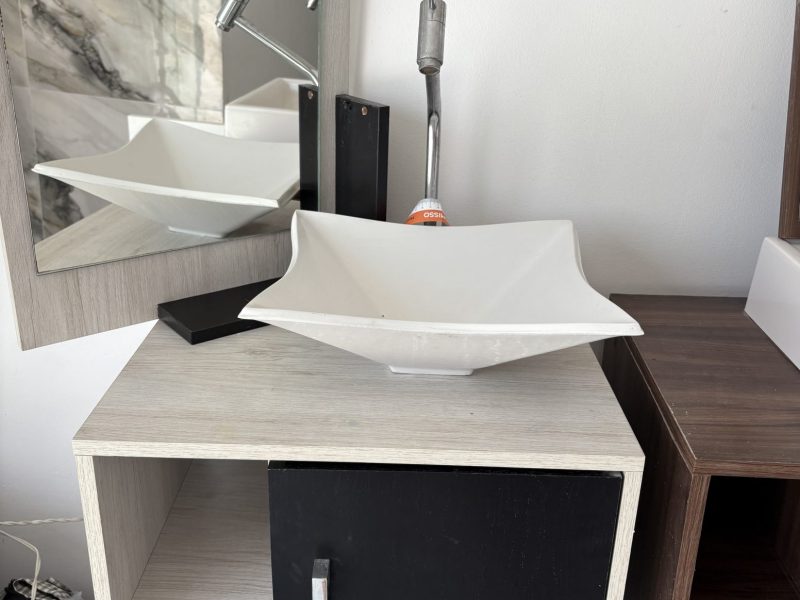 Vendo gabinetes para banheiro, em ótimo estado para área interna ou externa 🌿🏡 Design moderno, qualidade e ótimo custo-benefício. Por apenas: $250,00 Os dois kits 🛠️ Prontos pra instalar Em perfeito estado. Obs: Não acompanha as torneiras