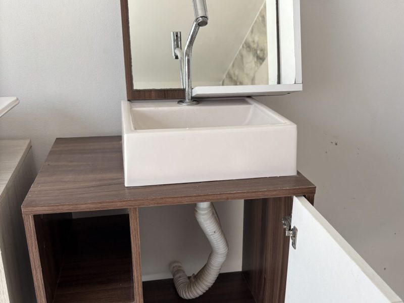 Vendo gabinetes para banheiro, em ótimo estado para área interna ou externa 🌿🏡 Design moderno, qualidade e ótimo custo-benefício. Por apenas: $250,00 Os dois kits 🛠️ Prontos pra instalar Em perfeito estado. Obs: Não acompanha as torneiras