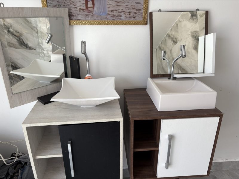 Vendo gabinetes para banheiro, em ótimo estado para área interna ou externa 🌿🏡 Design moderno, qualidade e ótimo custo-benefício. Por apenas: $250,00 Os dois kits 🛠️ Prontos pra instalar Em perfeito estado. Obs: Não acompanha as torneiras
